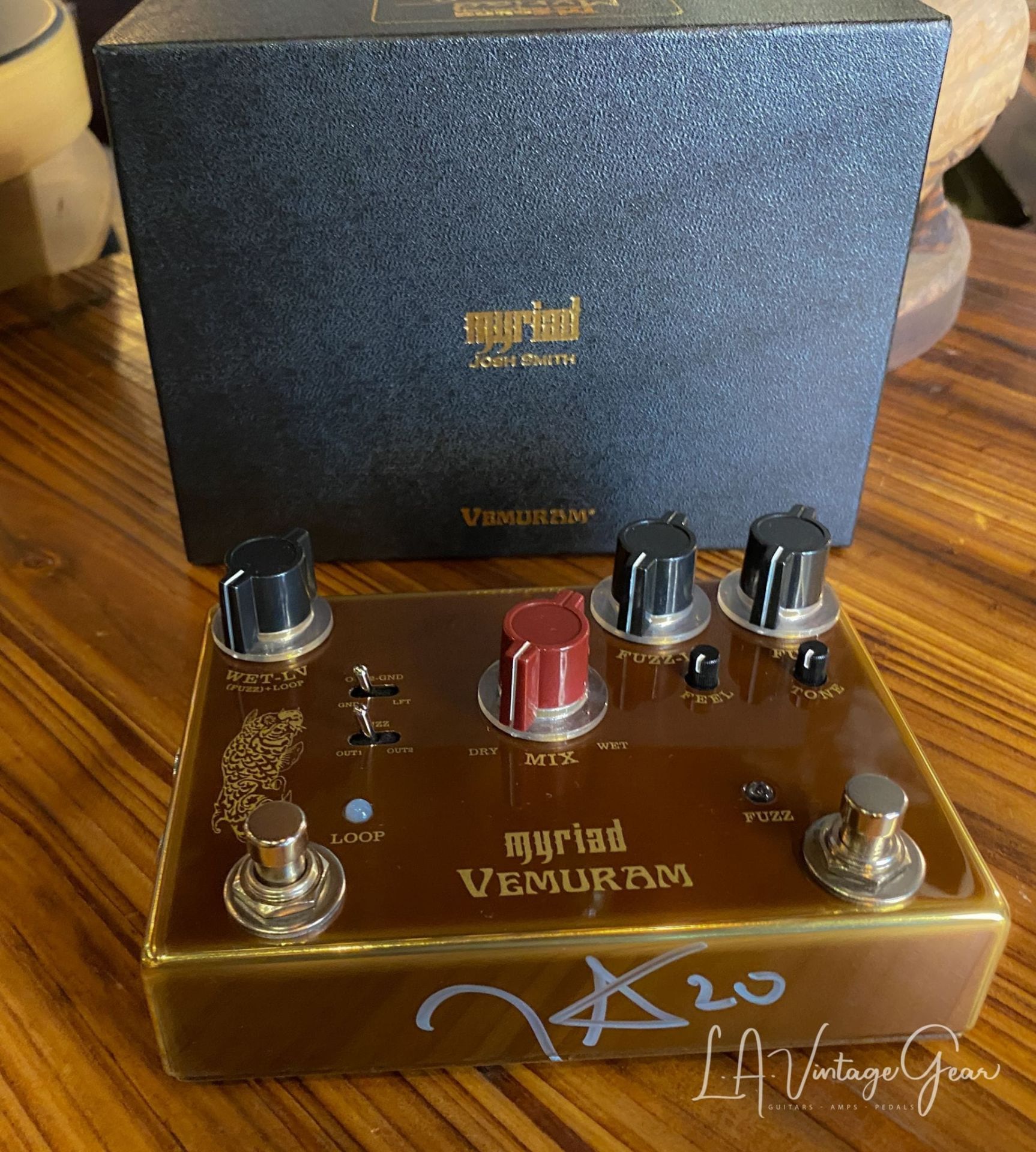 Vemuram Myriad Josh Smith Signature! Fuzz pedal with a loop and dry-mix